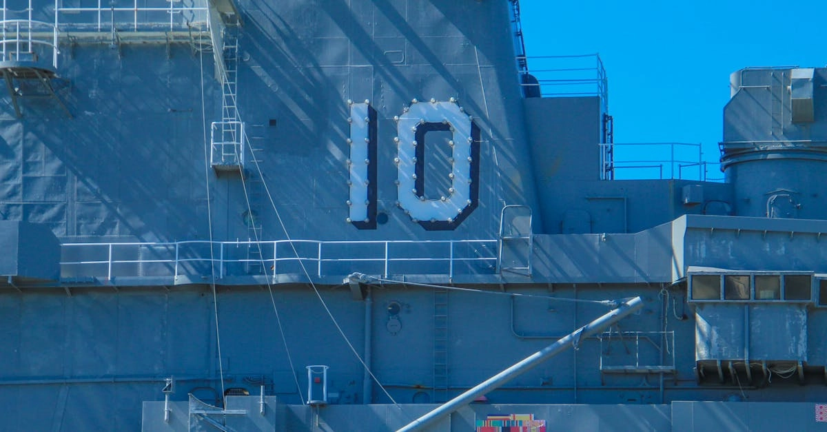 Морские баталии богов Zeus и Hades над океанскими волнами